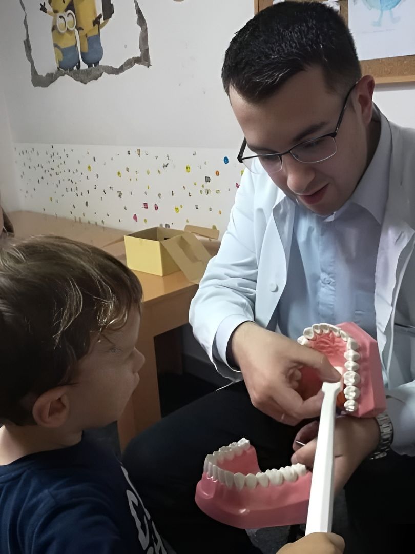 Dr. Jusić djeci pokazuje model vilice