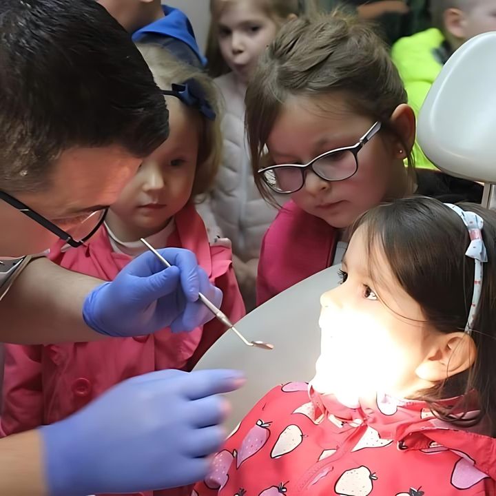 Dr. Jusić pregleda zube djevojčici