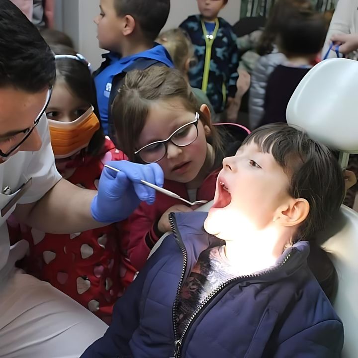 Djevojčica na pregledu kod dr. Jusića, uz drugu djecu