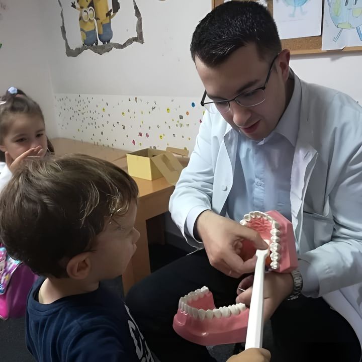 Dr. Jusić djeci pokazuje model vilice
